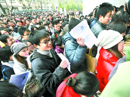 11月29日，考生在國家公務(wù)員招考南京林業(yè)大學(xué)考點等候進(jìn)場考試。 新華社發(fā)