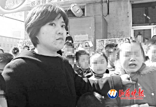 只因車漆被砸女公務(wù)員掌摑小學(xué)生…